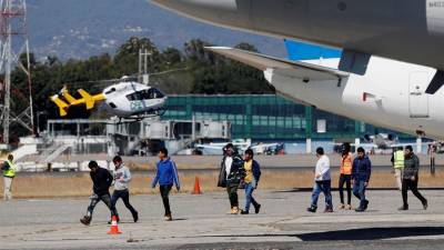 Imagen de archivo de migrantes deportados bajando de un avión.