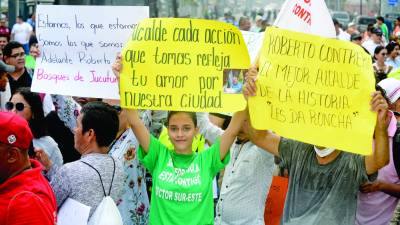 <b>Empleados protestaron a favor del alcalde Roberto Contreras.</b>
