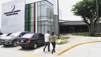 Una pareja de sampedranos acude a consulta médica en el macrodistrito de salud de Cofradía.