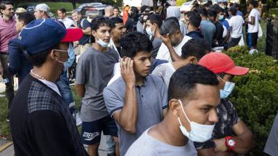 Migrantes son vistos, el pasado 15 de septiembre de 2022, a las afueras de la residencia de la vicepresidenta de EE.UU., Kamala Harris, en Washington. EFE/Jim Lo Scalzo