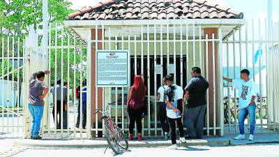 Empleados de Lear al momento de ingresar a la planta de la 27 calle de San Pedro Sula.
