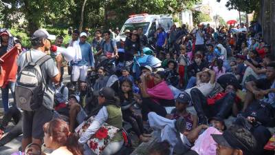 Migrantes descansan tras caminar por tres días en caravana por el sur de México.