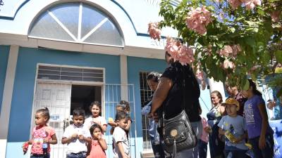 Los niños y padres familias llegaron a la Dirección Departamental de Educación para exigir la permanencia de un docente en su centro educativo, ya que llevan varios días sin recibir sus clases.