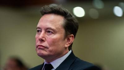 Elon Musk escucha al presidente electo de EE.UU., Donald Trump, durante una reunión con los republicanos de la Cámara de Representantes en el Hotel Hyatt Regency, en Washington, Estados Unidos.