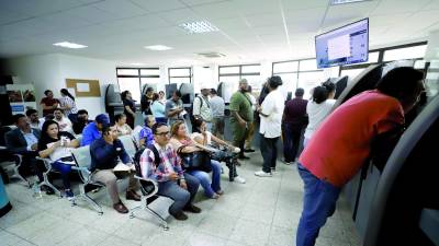 <b>Los hondureños llegan descontentos a la embajada de Costa Rica, mientras los empleados de redoblan esfuerzos.</b>