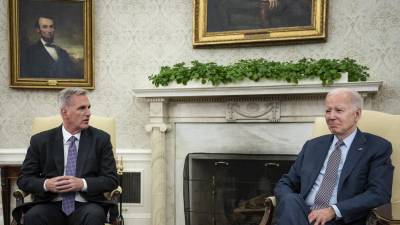 El líder de la Cámara Baja de EEUU, el republicano Kevin McCarthy, se reunió con Biden para llegar a un acuerdo sobre la deuda de EEUU.