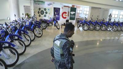 Un militar hondureño camina frente al lote de motocicletas que fue entregado por la Agencia Española de Cooperación Internacional para el Desarrollo (Aecid) y la Unión Europea (UE).