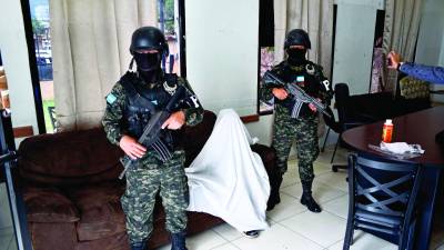 <b>Miembros de la Policía Militar con el niño rescatado.</b>