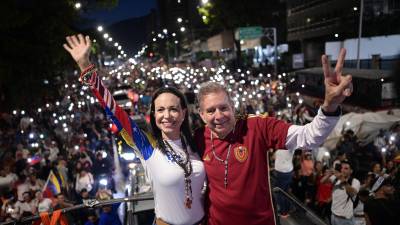 La líder opositora María Corina Machado y el candidato presidencial Edmundo González Urrutia, durante un multitudinario acto de campaña en Venezuela.