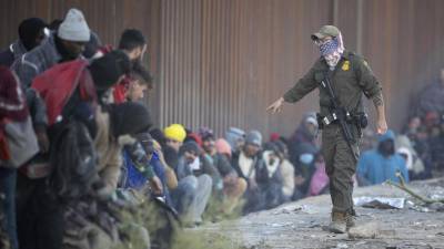 Una nueva oleada de migrantes acampa en la frontera sur de EEUU a la espera de ser procesados por la Patrulla Fronteriza.