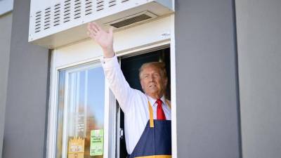 Trump hizo campaña en un local de McDonald’s en el estado clave de Pensilvania.