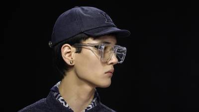 En la pasarela destacaron los accesorios como lentes, gorras y bolsos.