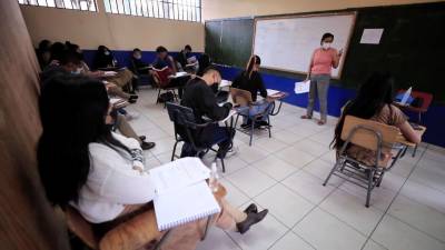 Estudiantes de secundaria reciben clases en Tegucigalpa (Honduras), en una fotografía de archivo. EFE/Gustavo Amador