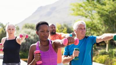 Hacer ejercicio con más personas le ayudará a sentirse más alegre.