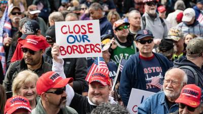 Simpatizantes de Trump participan en una manifestación contra “la invasión migratoria” en la frontera sur de EEUU.