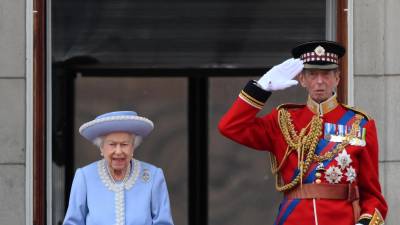 La reina Isabel saludó desde el balcón del Palacio a miles de personas que se congregaron en el centro de Londres para festejar sus 70 años de reinado.