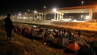 Migrantes venezolanos optaron por acampar junto al Río Bravo huyendo de la inseguridad en los albergues de Tijuana y Ciudad Juárez.