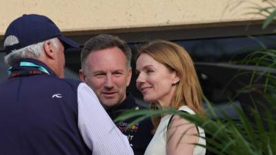 El director del equipo Red Bull Racing, Christian Horner, y su esposa, la cantante británica Geri Halliwell, hablan con un conocido antes del Gran Premio de Fórmula Uno de Bahréin en el Circuito Internacional de Bahréin en Sakhir el 2 de marzo de 2024.