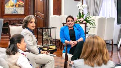 La presidenta del Cohep, Anabel Gallardo, en la reunión con la presidenta de Honduras, Xiomara Castro.