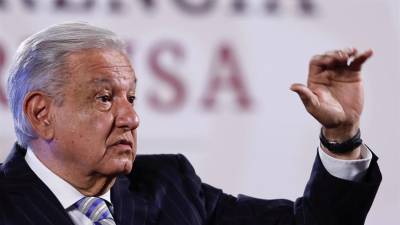 El presidente de México Andrés Manuel López Obrador, habla durante su rueda de prensa matutina este lunes, en Palacio Nacional en Ciudad de México (México).