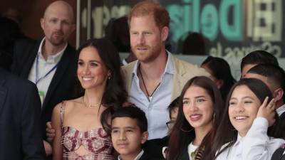 Los duques de Sussex, el príncipe Enrique (d) y Meghan, asisten a un acto este jueves, durante su visita a Bogotá (Colombia).