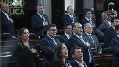 Parlamentarios cantan hoy el himno guatemalteco durante la sesión de juramentación de 160 diputados, en Ciudad de Guatemala (Guatemala).