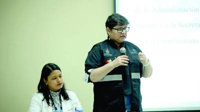 <b>La ministra de Salud, Carla Paredes, durante la reunión que se convocó en el Rivas. Foto: Y. Amaya</b>