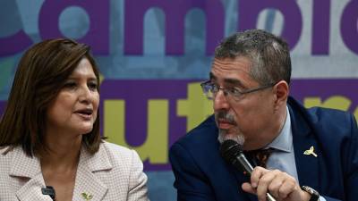 Arévalo junto a su compañera de fórmula, Karin Herrera, durante una conferencia de prensa en Guatemala.
