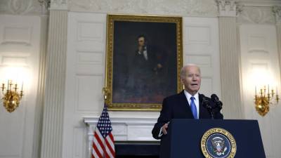 Biden arremetió contra los republicanos por no apoyar su proyecto de ley que destina millones de dólares en ayuda para Ucrania.