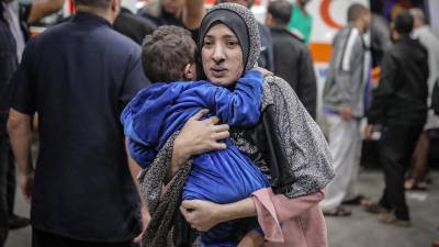Mujeres y niños estaban “aterrorizados” tras el ingreso de militares al hospital, según autoridades de Gaza.