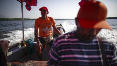 Manuel Gutiérrez navega rumbo a la Isla Espíritu Santo en El Salvador.