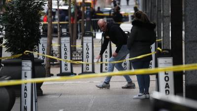 Agentes recopilan evidencias en la escena del crimen contra un ejecutivo en Manhattan.