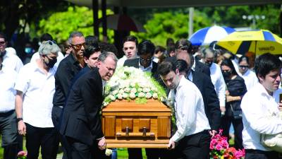 Sus hijos y nietos cargaron el féretro de don Napoleón Larach, conmovidos, pero también agradecidos por las enseñanzas, el compartir y el amor vivido. Fotos Héctor Edú.