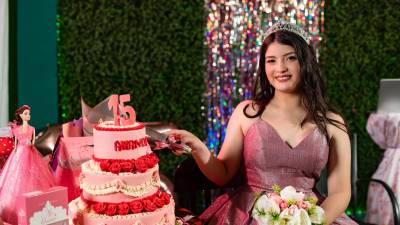 Nadia Amanda Molina fue agasajada por sus seres queridos por llegar a una nueva etapa de su vida; sus quince años.