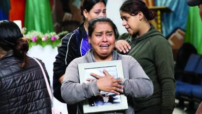 Margarita Nieto lloraba la muerte de su hijo. Richard David estudiaba Banca y Finanzas. El sepelio fue la tarde de ayer en el cementerio Tierra Santa en Tegucigalpa. Fotos: Marvin Salgado