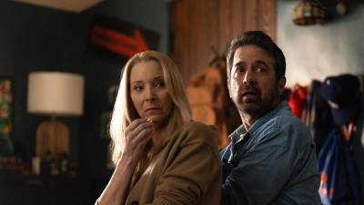 Fotograma cedido por Netflix donde aparecen Lisa Kudrow como Lydia Morgan y Ray Romano como Paul Morgan, durante una escena de ‘No Good Deed’, una comedia negra creada por Liz Feldman y dirigida por Silver Tree.