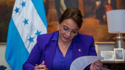 La presidenta de Honduras, Xiomara Castro, firmando el documento de la PAE.