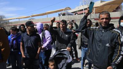 Un grupo de migrantes y familiares de personas fallecidas por un incendio protestaron este martes frente al Instituto Nacional de Migración (INM), en Ciudad Juárez, en el estado de Chihuahua (México).