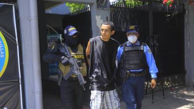 El detenido custodiado por agentes de la Dipampco en San Pedro Sula.