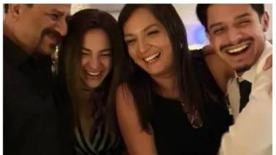 Lisa López-Galván (D) murió durante una cirugía tras resultar herida en el tiroteo en Kansas City.