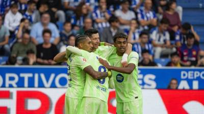 Lewandowski se destapó con hat-trick en la victoria del Barcelona ante Alavés.
