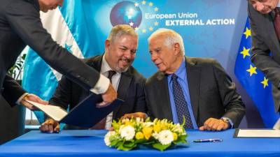 El canciller hondureño, Enrique Reina, y el alto representante de la Unión Europea para la Política Exterior, Josep Borrell.