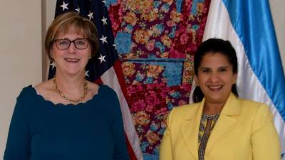 a embajadora de Estados Unidos en Honduras, Laura Dogu, y la diputada Fátima Mena.