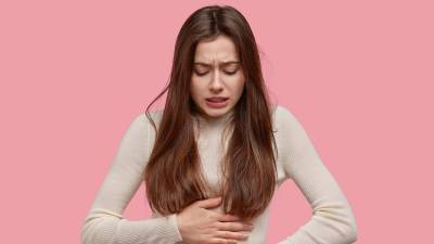 El dolor de estómago y el vómito son los principales indicadores de una intoxicación alimentaria.