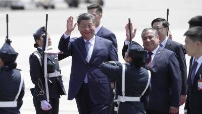 El presidente de la República Popular de China, Xi Jinping (c) acompañado del presidente del Consejo de Ministros de Perú, Gustavo Adrianzén tras su llegada a Lima.