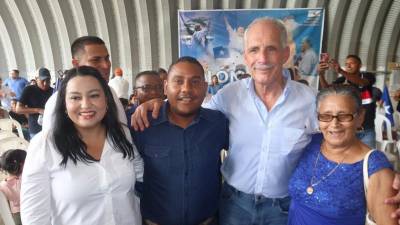 La diputada Ariadna Banegas, Erlin Rivera, Nasry Tito Asfura y Melba Pérez.