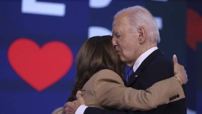 La vicepresidenta estadounidense Kamala Harris abraza al presidente Joe Biden tras su discurso en la noche inaugural de la Convención Nacional Demócrata (DNC) en el United Center de Chicago, Illinois, Estados Unidos.