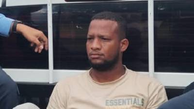 Erick Fulgencio Mota en una patrulla de la Policías de Honduras después de ser capturado.