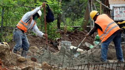 Hombres trabajan en construcción en Tegucigalpa (Honduras).