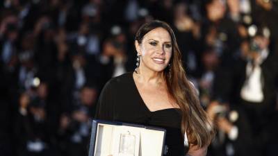 La actriz española Karla Sofía Gascón posa con sus premios en Cannes.